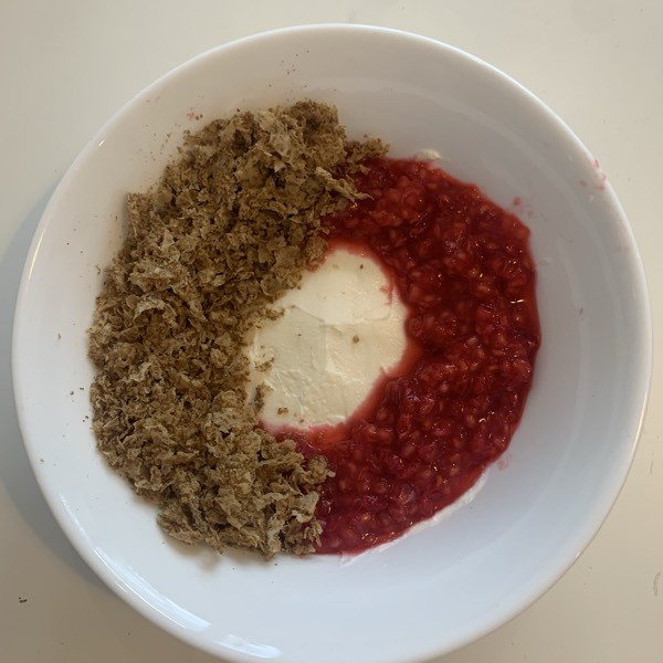 raspberry yougurt bowl