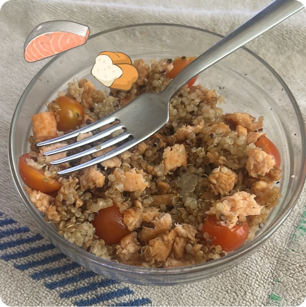 quinoa con salmón y tomate cherry