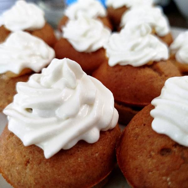 lemon cupcakes with filling & cream