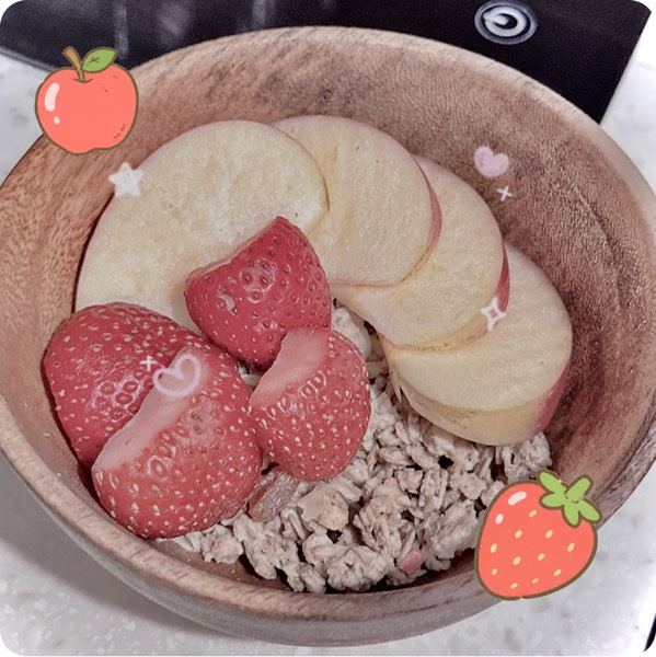strawberry & yogurt granola w apple & strawberry topping >.<